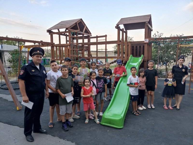 Полицейские Кабардино-Балкарии организовали островки дорожной безопасности на детских спортивных площадках