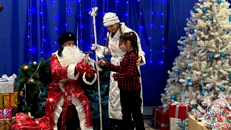 В Майском районе Полицейский Дед Мороз и Снегурочка пришли в гости к воспитанникам школы-интерната